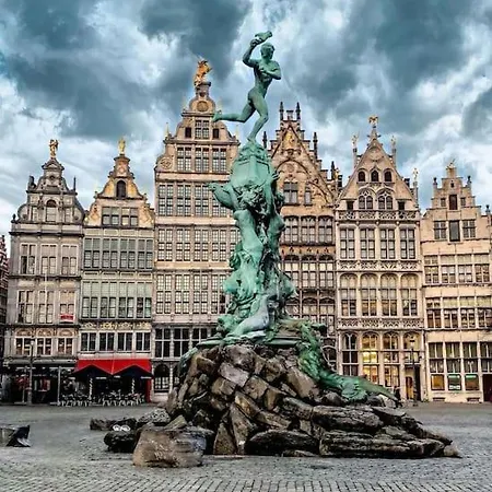 Big Beautiful In Atwerpen-center Antwerpen